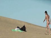 Naakt amateur paar probeert om seks te maken op het strand