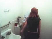 Vrouwelijke secretaris maakt orale seks baas in de badkamer