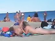 Verschillende koppels doen seks op het strand