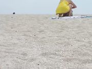 Een eenzame vrouw wordt naakt op het strand gefilmd