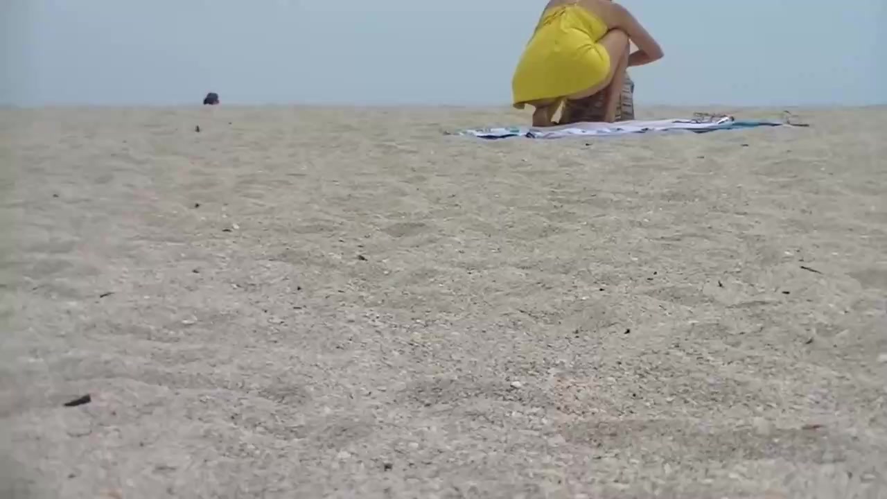 Een eenzame vrouw wordt naakt op het strand gefilmd foto