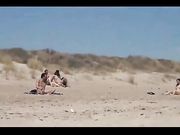 Verschillende exhibitionistische swingers neuken op het strand