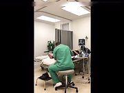 Een geile blonde verpleegster masturbeert in het ziekenhuis