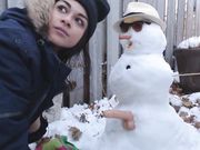 Sexy meisje maakt seks met de sneeuwpop buiten