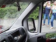 Twee vrouwen kijken naar een man die masturbeert in de auto op een openbare plaats