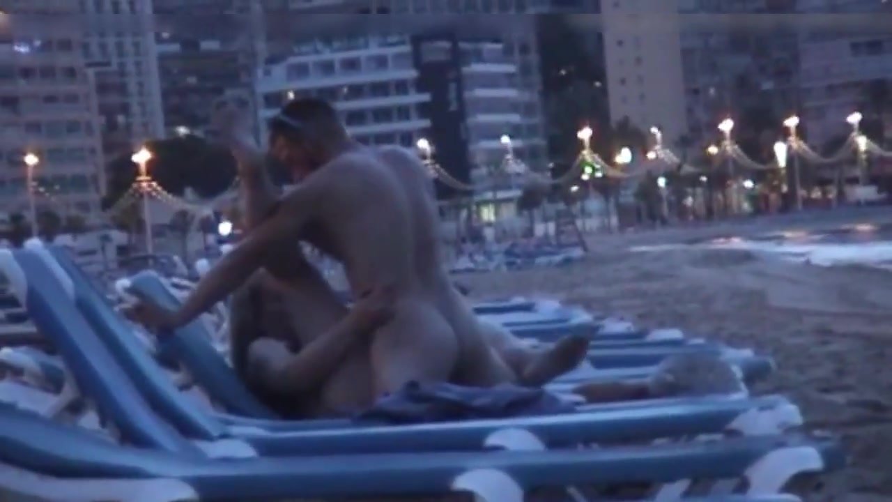 Geil amateur koppel wordt betrapt op seks op een Spaans strand afbeelding foto