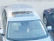 Roemeense vrouw betrapt op het uitvoeren van een pijpbeurt in de auto