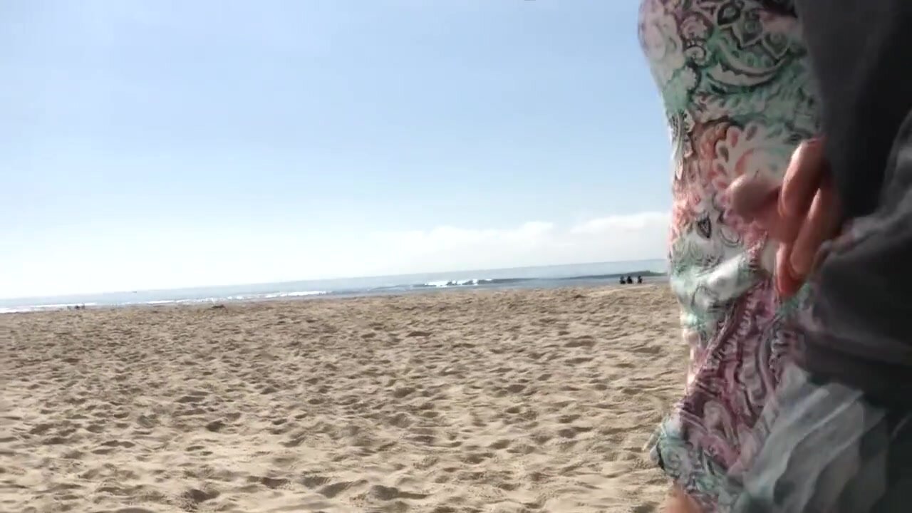 Echte amateur openbare seks riskeert betrapt te worden op het strand foto