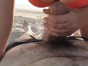 Amateur masturbatie op het strand met sperma proeven