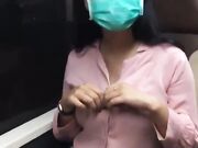 Vrouw toont haar mooie borsten in de openbare tram