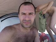 Nudistenkoppel filmt zichzelf op Bulgaars strand