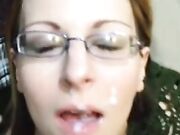 Amateur vrouw met bril krijgt rommelige ejaculatie in mond en gezicht