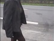 Een geile rijpe Franse vrouw loopt halfnaakt buiten