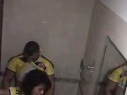 Koppel wordt betrapt op seks in openbaar toilet door een vreemde