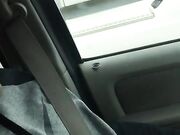 Openbare pijpbeurt in de auto terwijl hij in het verkeer rijdt