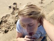 Perfecte pijpbeurt op het strand met geile blondine