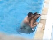Geil koppel maakt seks in openbaar zwembad terwijl verborgen voyeur opneemt