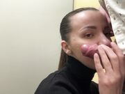 Vrouw zuigt aan zijn kleine lul en krijgt een verrkonting op haar gezicht