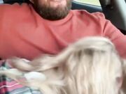 Prachtige blonde vrouw pijpt haar man terwijl hij autorijdt