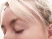 Blonde vrouw close-up plezier met lul in haar mond